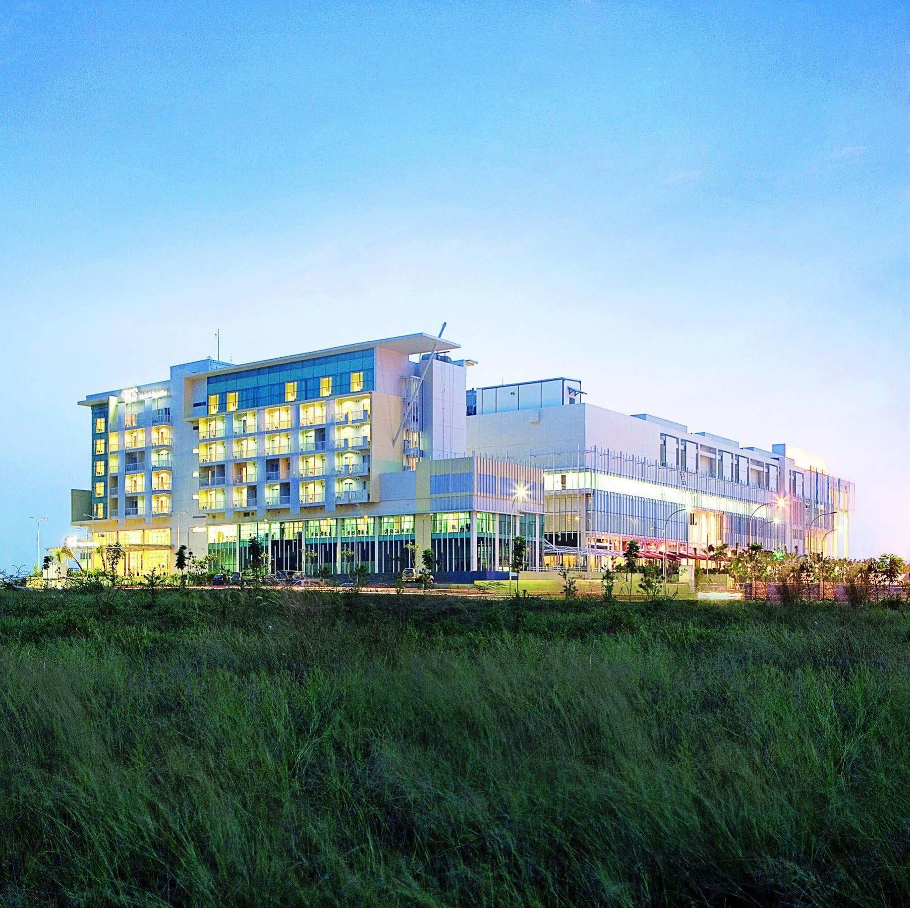 โรงแรมซานติก้าบีเอสดี เมืองเซอร์ปอง เซอร์ปง ภายนอก รูปภาพ